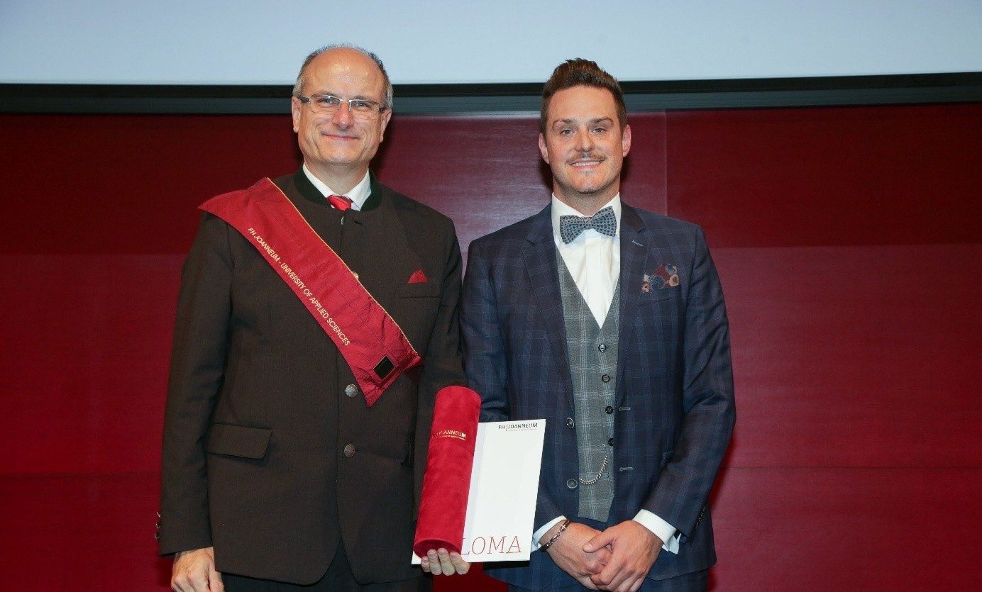 Martin Grabner von Skytec bei seiner Graduierung für den Masterlehrgang Luftverkehrsmanagement und Uwe Trattnig
