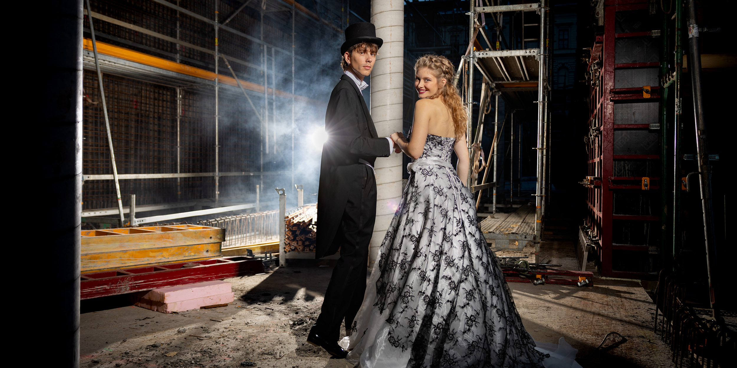 Sujet zum Ball der Technik: Zwei Ballbesucher:innen