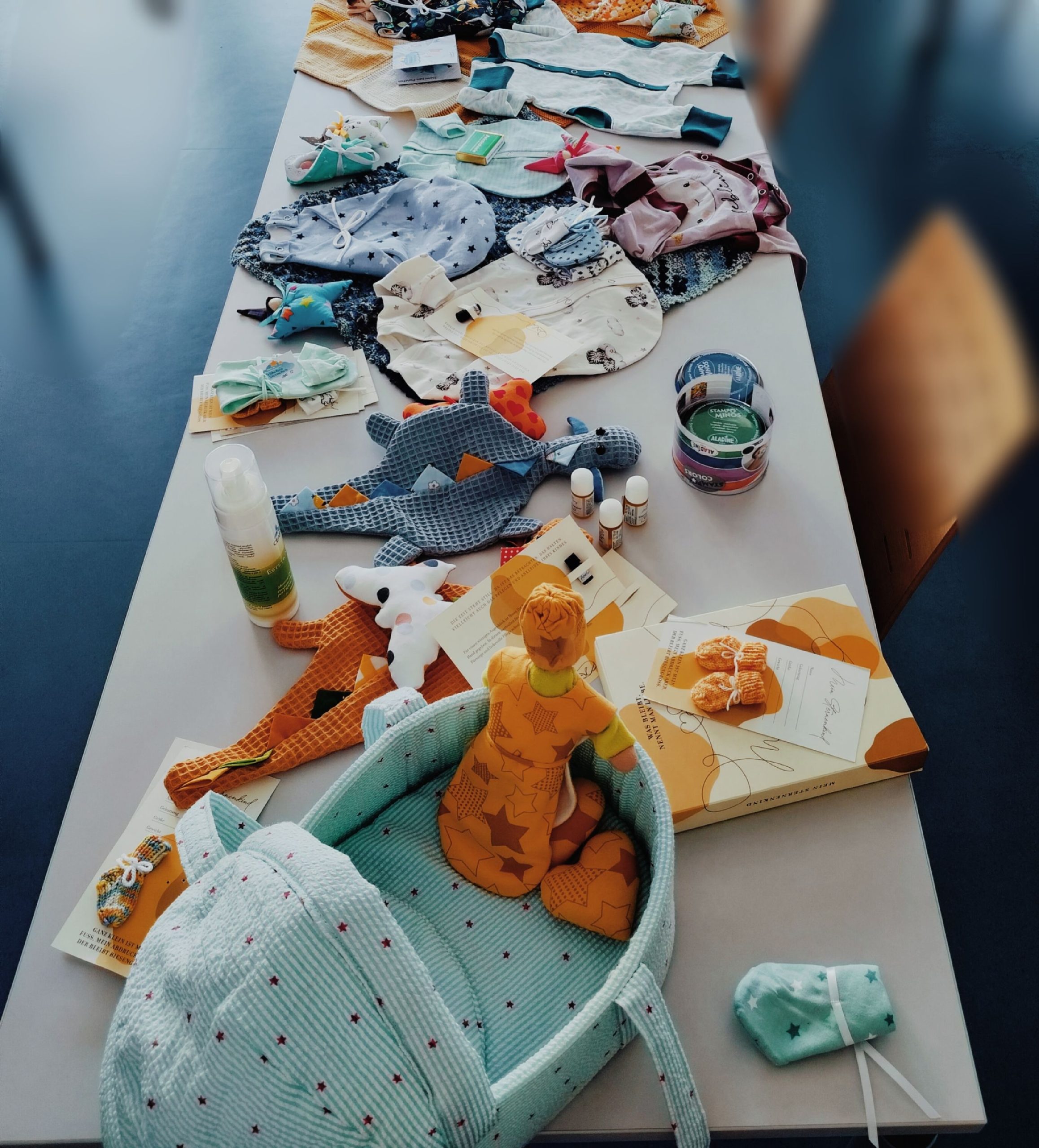 Sternenzauber und Frühchenwunder fertigen in liebevoller Handarbeit einzigartige Kleidungsstücke für die Allerkleinsten