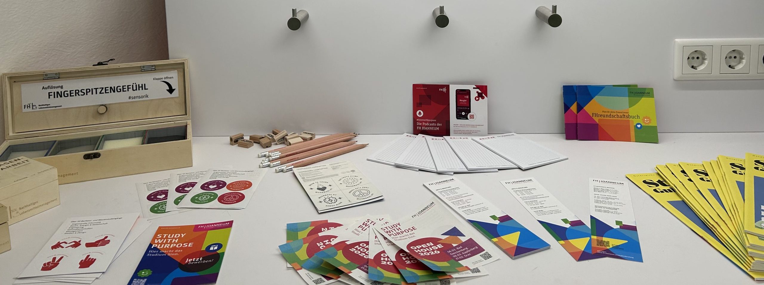 Im bunten Pop-up-Store der FH JOANNEUM an der BeSt Salzburg warten Infos rund ums Studieren und Mitmachstationen