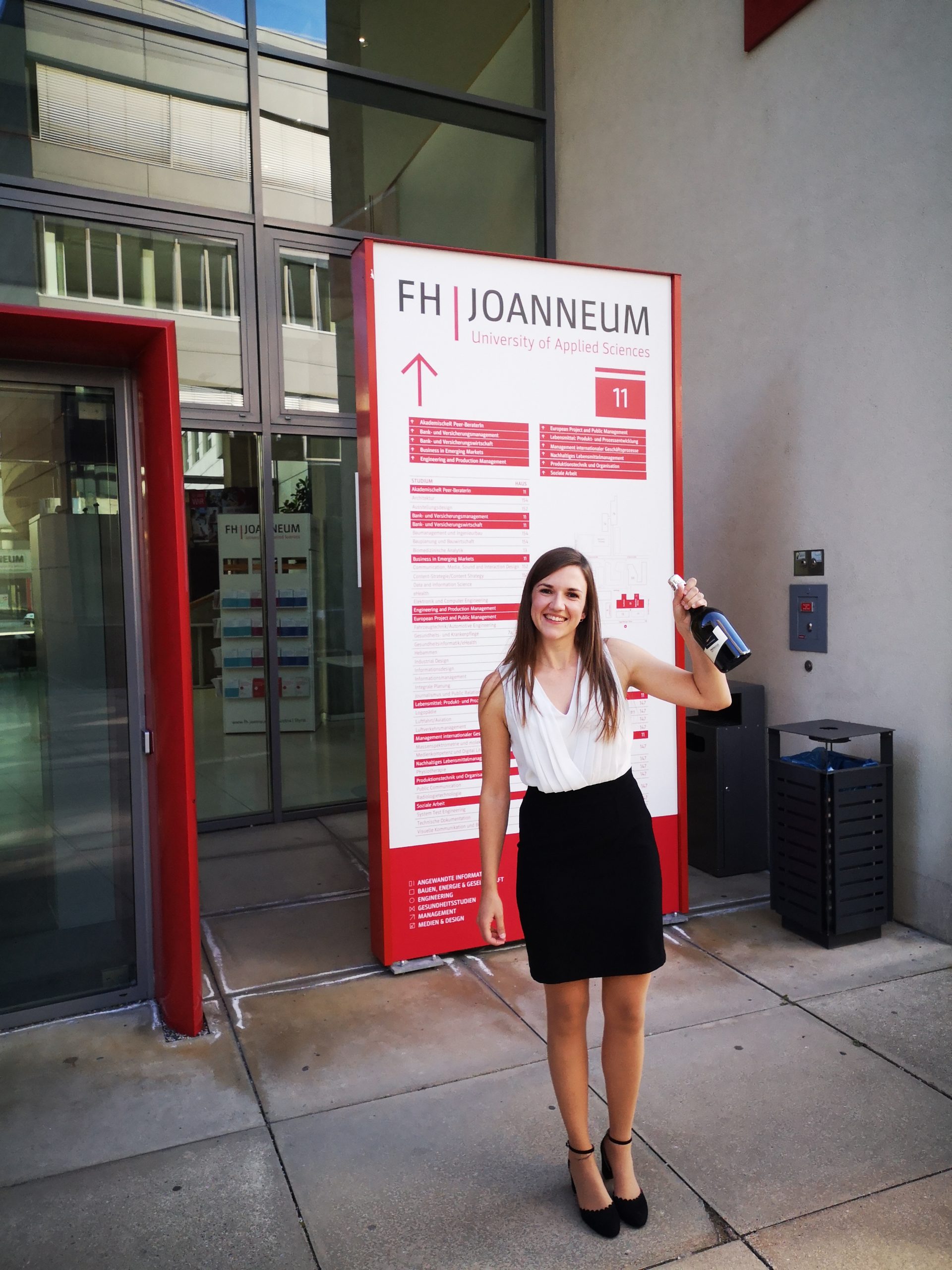 Sophie Reibenbacher nach ihrer bestandenen Masterprüfung an der FH JOANNEUM