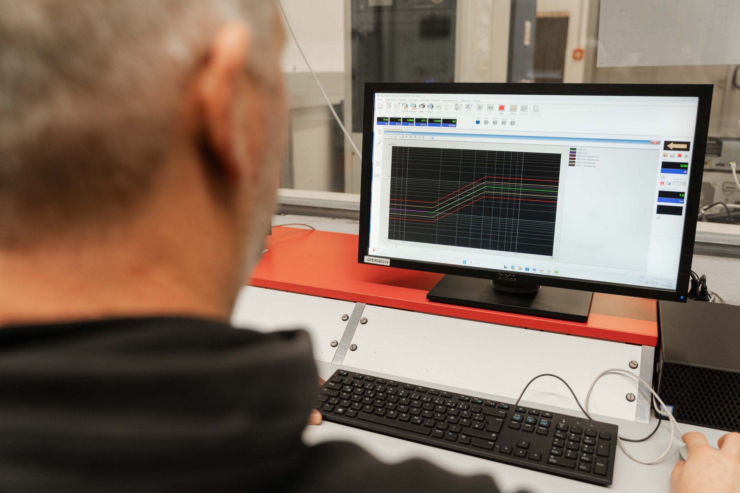 Das Projekt VibraShock des Instituts Fahrzeugtechnik / Automotive Engineering der FH JOANNEUM erforscht, wie Stöße und Vibrationen bei verschiedenen Temperaturen die Alterung von Lithium-Ionen-Zellen und Hybrid-Superkondensatoren beeinflussen
