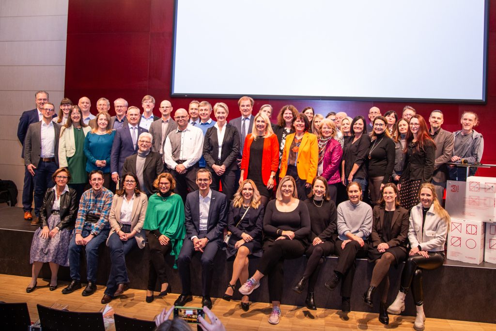 Gemeinsam feiern: FH JOANNEUM würdigt langjährige Mitarbeiter:innen