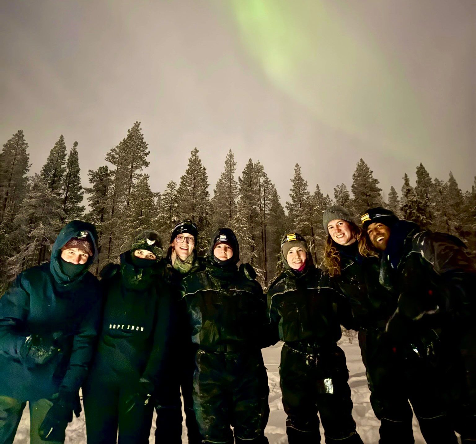 Hanna-Sophie mit Freund:innen in Finnland unter den Nordlichtern.