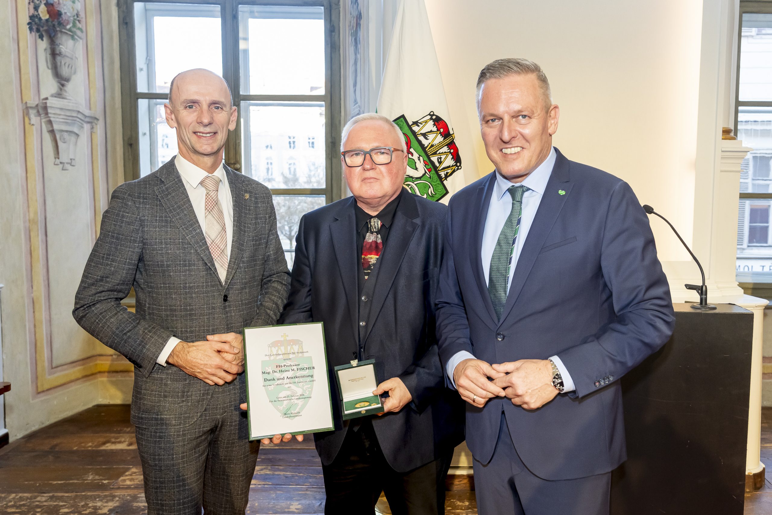 Heinz M. Fischer (FH Joanneum GmbH) wurde von LH Mario Kunasek und LR Willibald Ehrenhöfer ausgezeichnet. Bildbeschreibung: Verleihung von Auszeichnungen an Verdiente Mitarbeiterinnen und Mitarbeiter von landesnahen Unternehmen in der Aula der Alten Universität in Graz. © Land Steiermark/Foto Fischer; Verwendung bei Quellenangabe honorarfrei