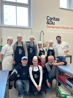 Adam Lamprecht (Leiter des Marienstüberls) und die Kochgruppe der LV Corporate Publishing bei ihrem Einsatz.