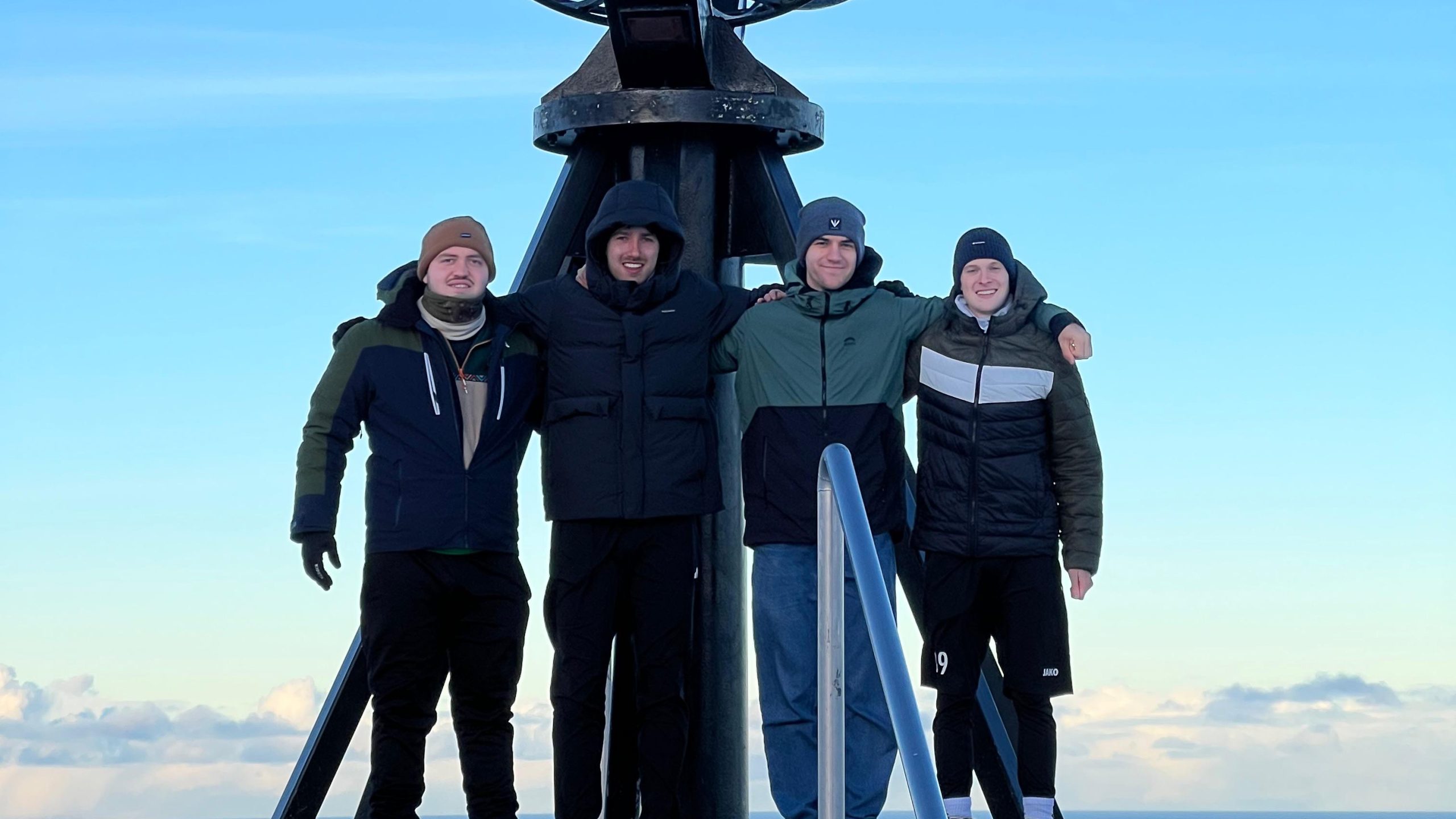 Nicolas Maurer mit Freunden am Nordkapp