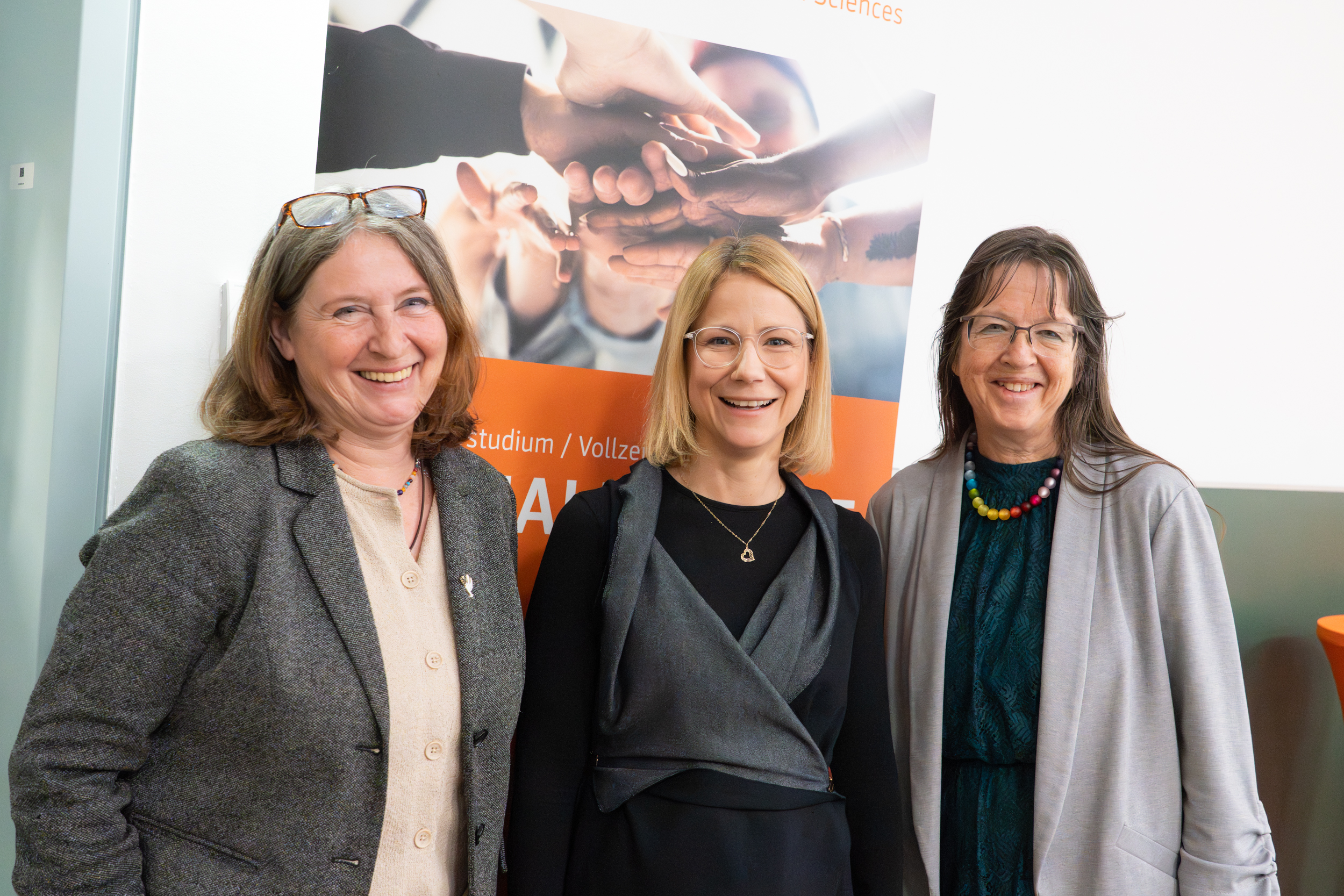 Elke Kahr, Marie-Therese Sagl und Corinna Engelhardt-Nowitzki, Rektorin (FH) der FH JOANNEUM. Foto: FH JOANNEUM / Manfred Terler