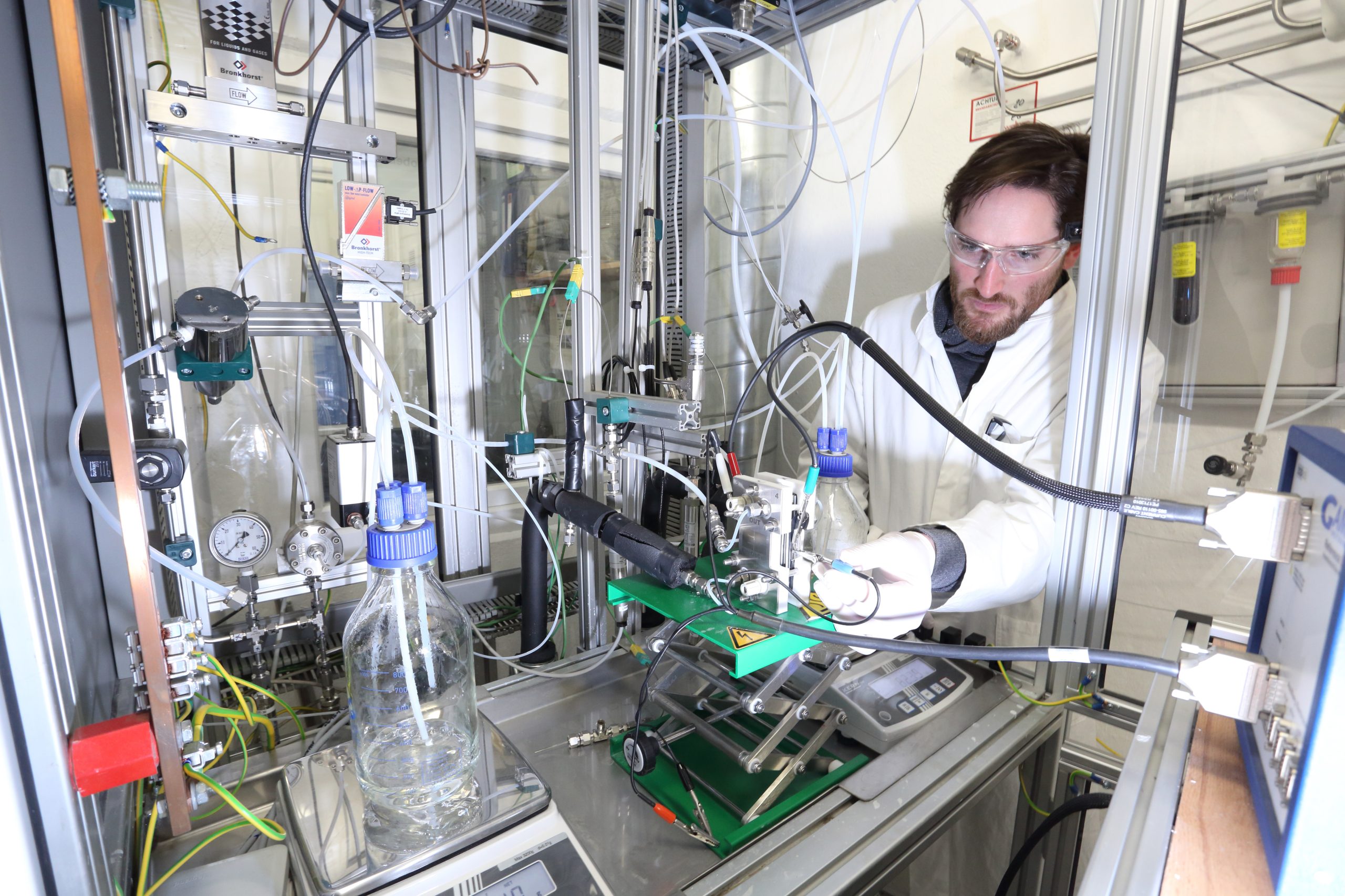 Die Ausstattung besteht aus der Versorgungsinfrastruktur, den Prüfzentren, der Wasserstoff-Abgabestelle, einem 1000 bar Hochdruckprüfstand sowie dem hochmodernen dynamischen Brennstoffzellensystemprüfstand.