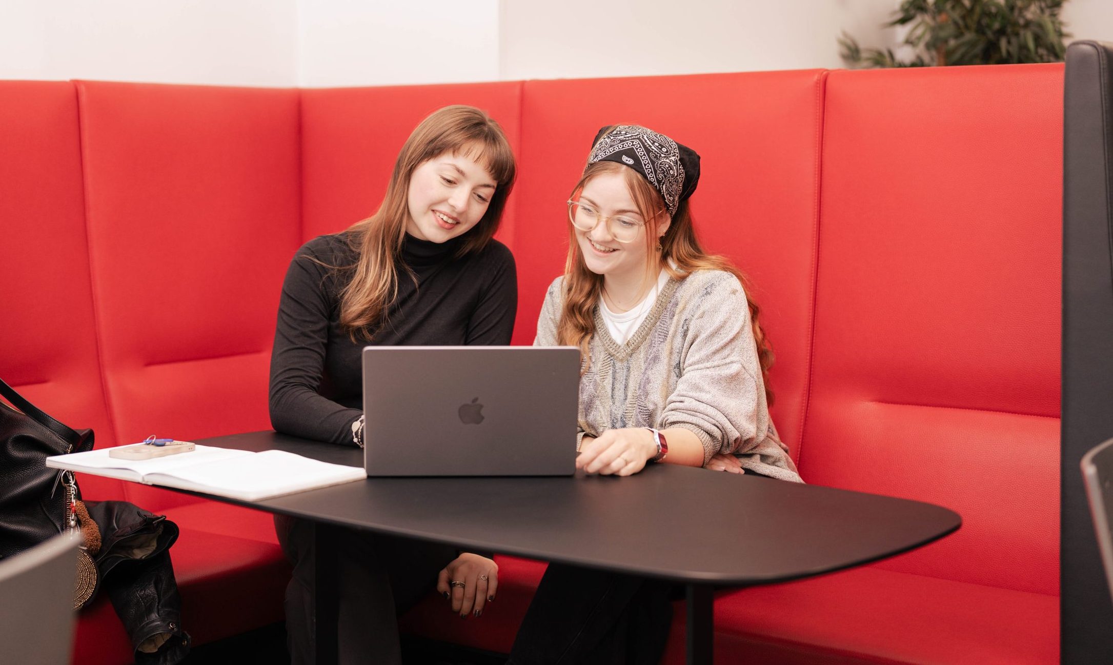 Erfahren Sie bei der Online Infosession des Instituts Design und Kommunikation alles über die 