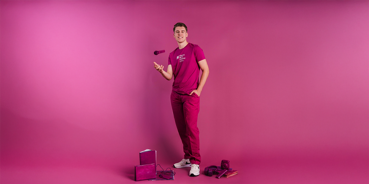 Ein junger Mann in lila gekleidet vor lila Hintergrund