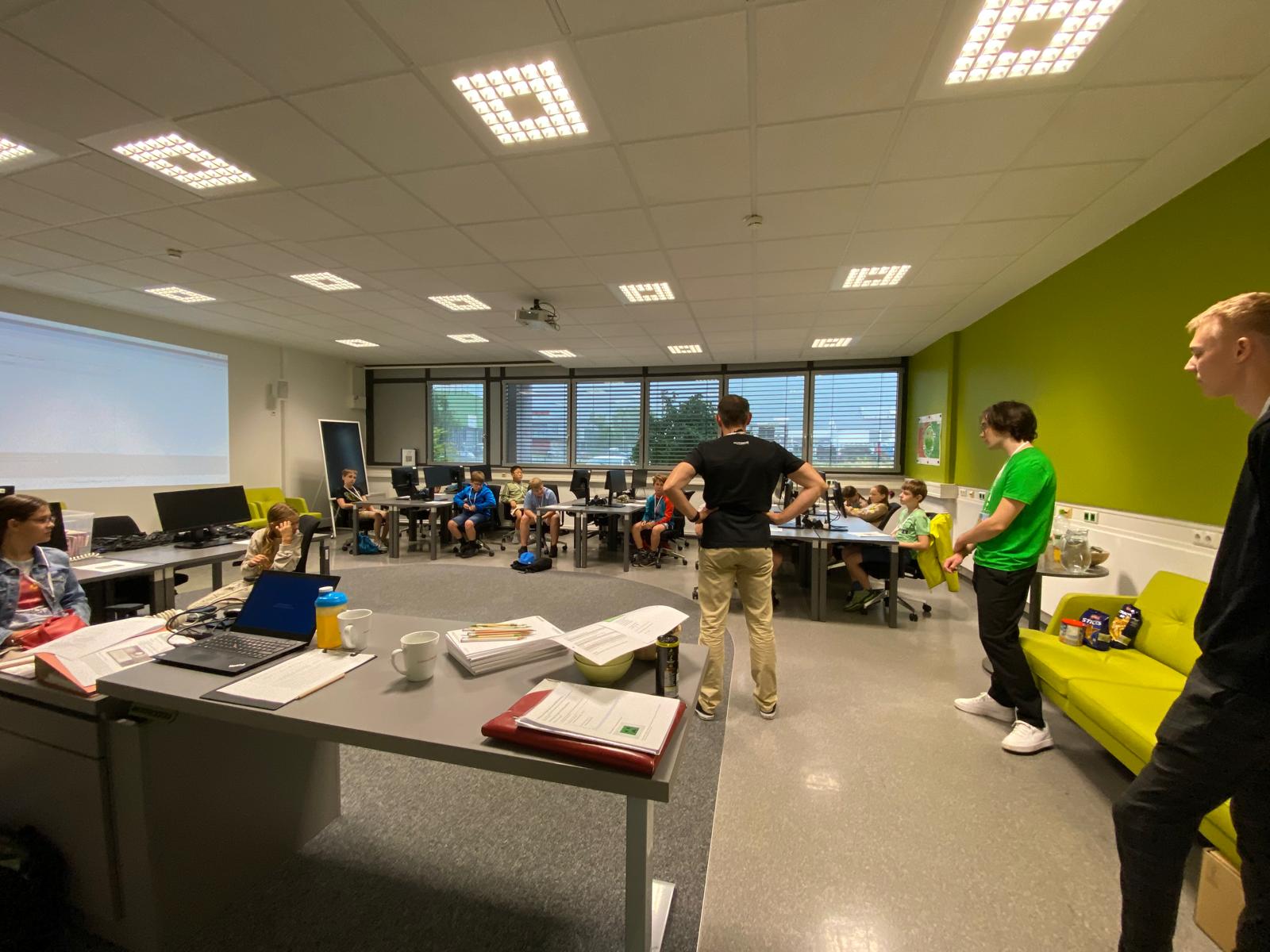 IT+ Coding Week FH JOANNEUM Workshops zu Spielentwicklung, Robotics, Drohnen und Netzwerken sowie Aktivprogramm