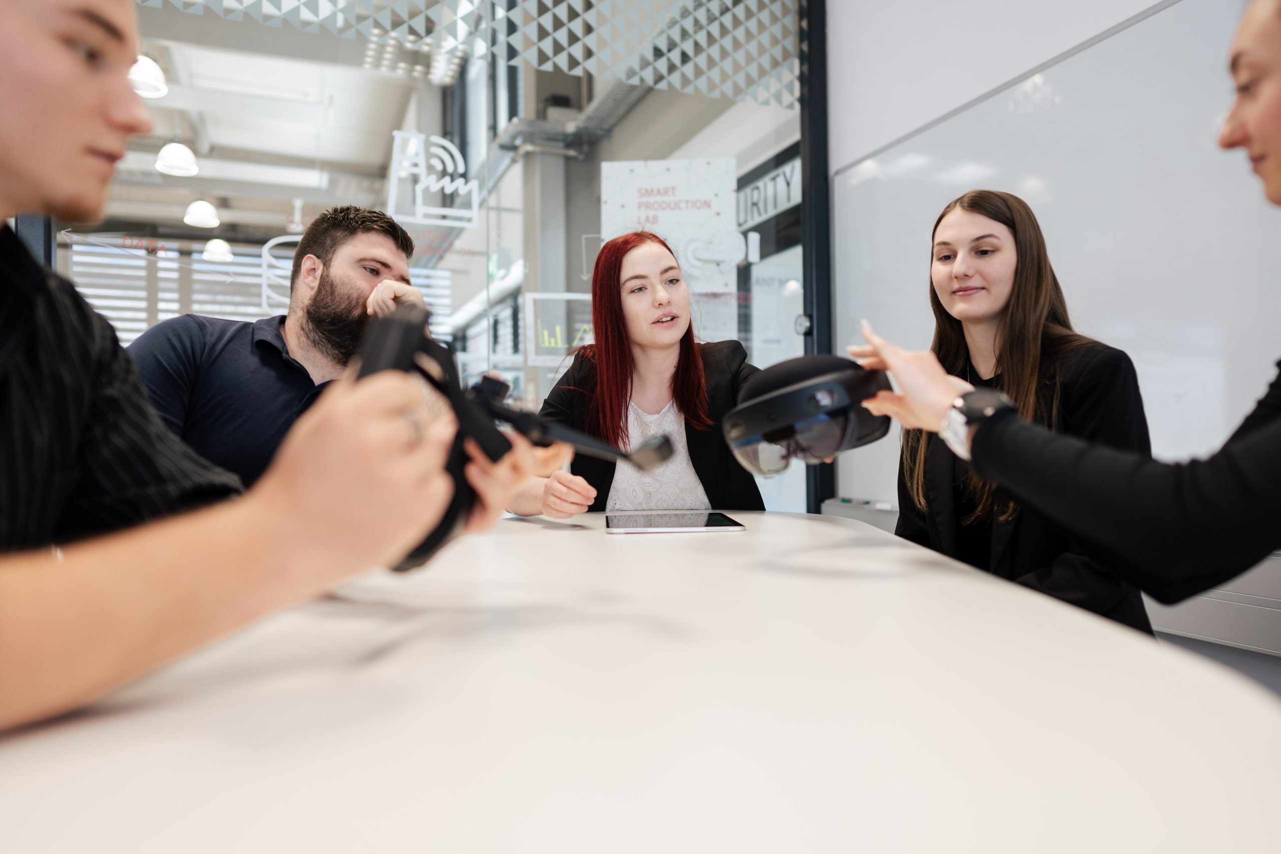 Das Smart Production Lab der FH JOANNEUM bietet Studierenden und Unternehmen die Möglichkeit, Produktionstechnologien im Kontext von Industrie 4.0 und 5.0 (I4.0 und I5.0) zu erproben