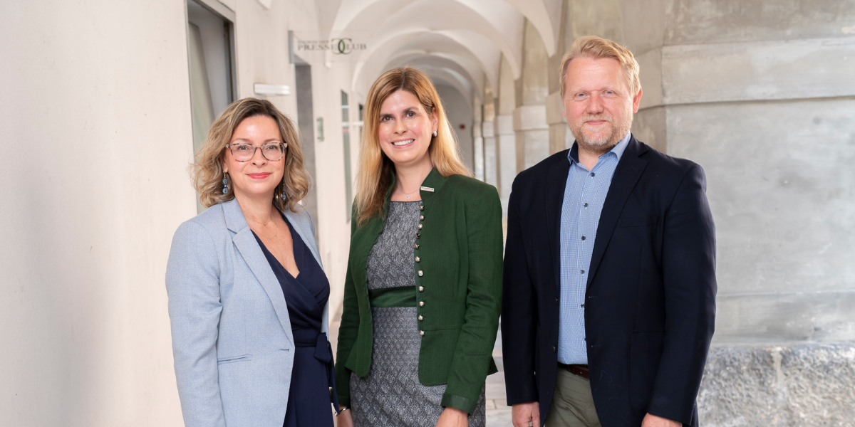 zu sehen sind V.l.n.r: Alexandra Reischl (Presseclub-Geschäftsführerin) Martina König (interimistische Leiterin des Instituts für Journalismus und Digitale Medien) und Nikolaus Koller (Medienakademie-Geschäftsführer)