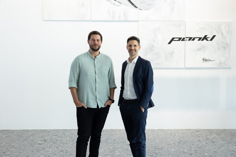 Pankl Josef und Christian P. P. vor Kunstwerken in Kapfenberg