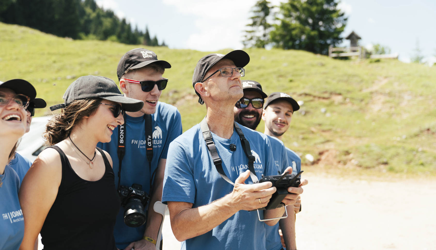 Mitglied des ARCTIC EXPEDITION TEAM mit Drohnen-Fernsteuerung beim praktischen Training