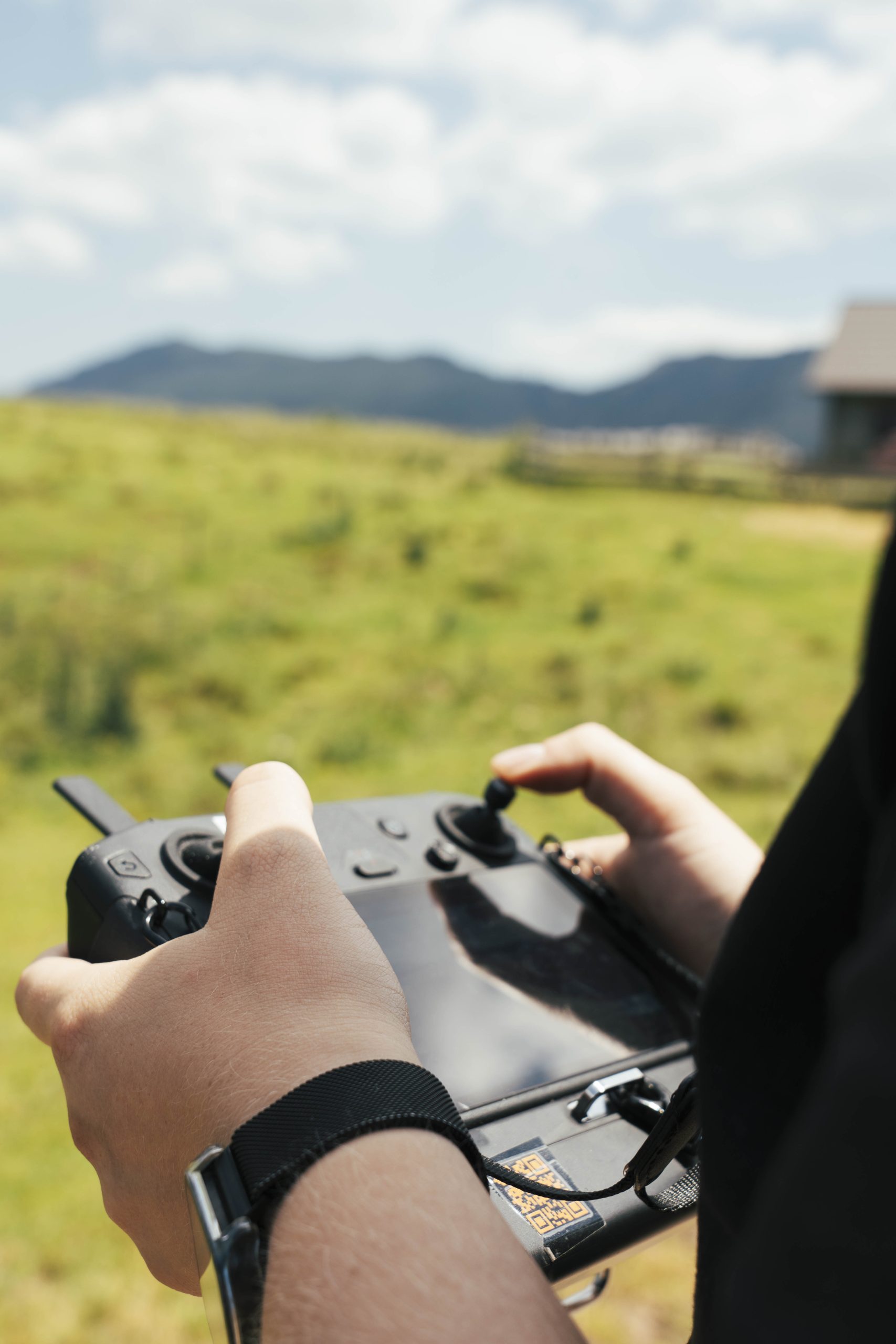 Volle Konzentration beim Steuern: Beim praktischen Drohnentraining im AIRlabs Testgebiet Steinalpl sammelten die Studierenden erste Erfahrungen mit der Fernsteuerung und lernten, wie präzise und verantwortungsvoll eine Drohne gesteuert werden muss.