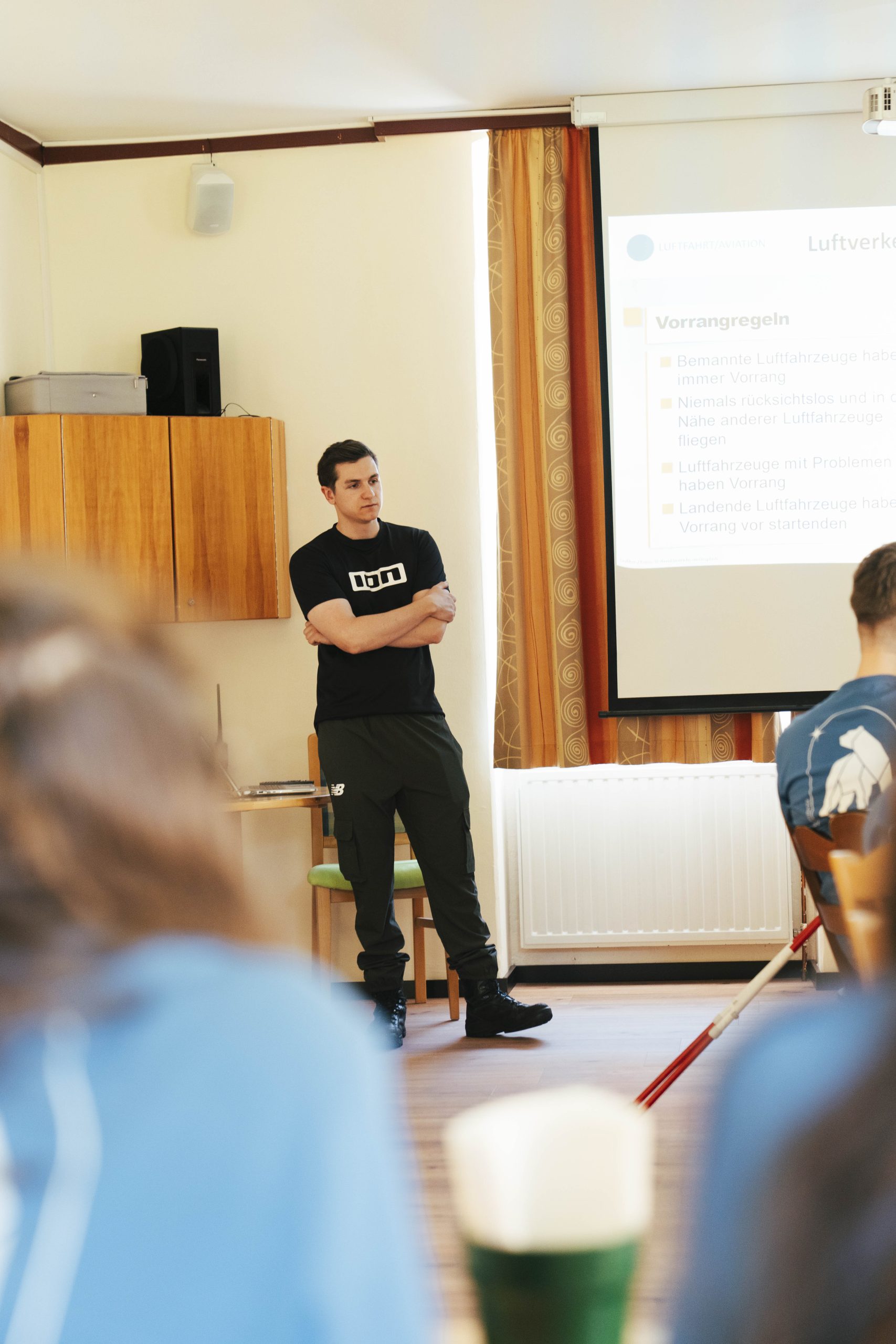 Alexander Nitsche vom Institut Luftfahrt der FH JOANNEUM bringt umfangreiche Praxiserfahrung im Drohnenbereich mit. Im theoretischen Training bereitete er die Studierenden des ARCTIC EXPEDITION TEAM gezielt auf die Prüfung für den Drohnenführerschein A1/A3 vor.