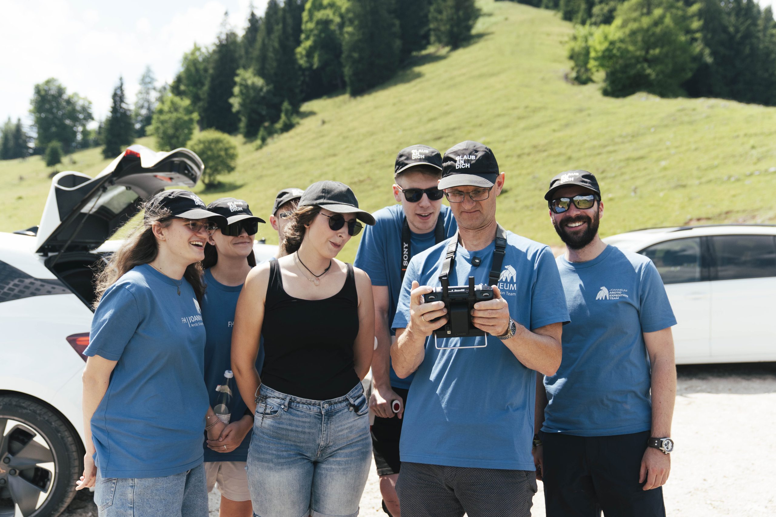 Ein sicherer Drohnenflug ist Teamarbeit: Beim Training lernten die Studierenden nicht nur das Steuern, sondern auch die Bedeutung von Beobachtung, Kommunikation und gegenseitiger Unterstützung kennen.