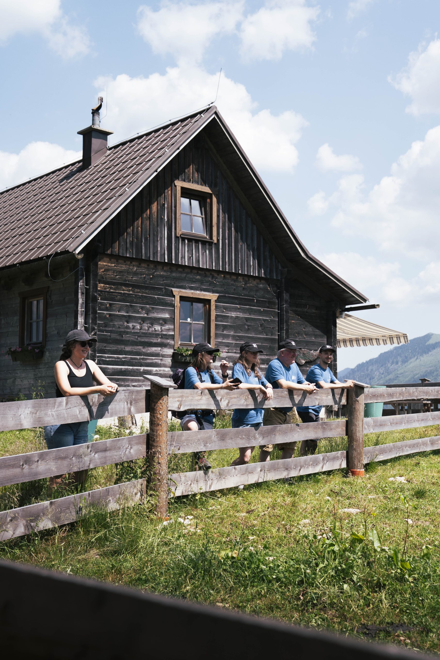 Ein sicherer Drohnenflug ist Teamarbeit: Beim Training lernten die Studierenden nicht nur das Steuern, sondern auch die Bedeutung von Beobachtung, Kommunikation und gegenseitiger Unterstützung kennen.