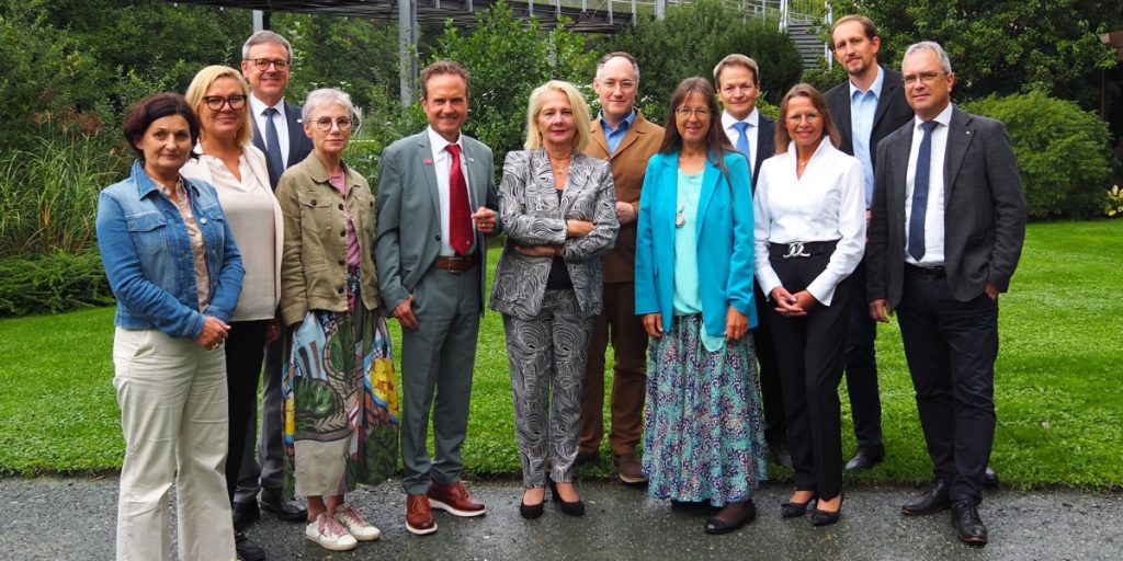 Politikerinnen und Politiker der ÖVP posieren vor einem Gebäude in Vorarlberg.
