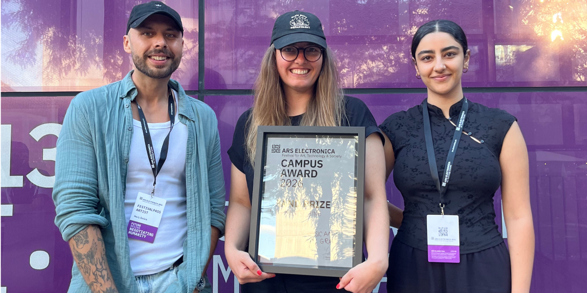 ARS Electronica Campus Award 2026: Drei Personen stehen vor lila Fassade