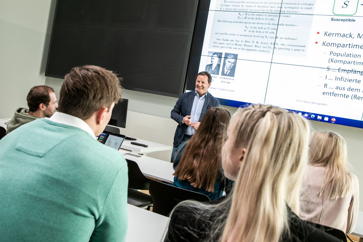 Im Studium widmen Sie sich den Schwerpunkten Digitale Transformation, Gesundheitsinformatik, Gesundheitswissenschaften und Versorgungsformen, Data Science und Künstliche Intelligenz.