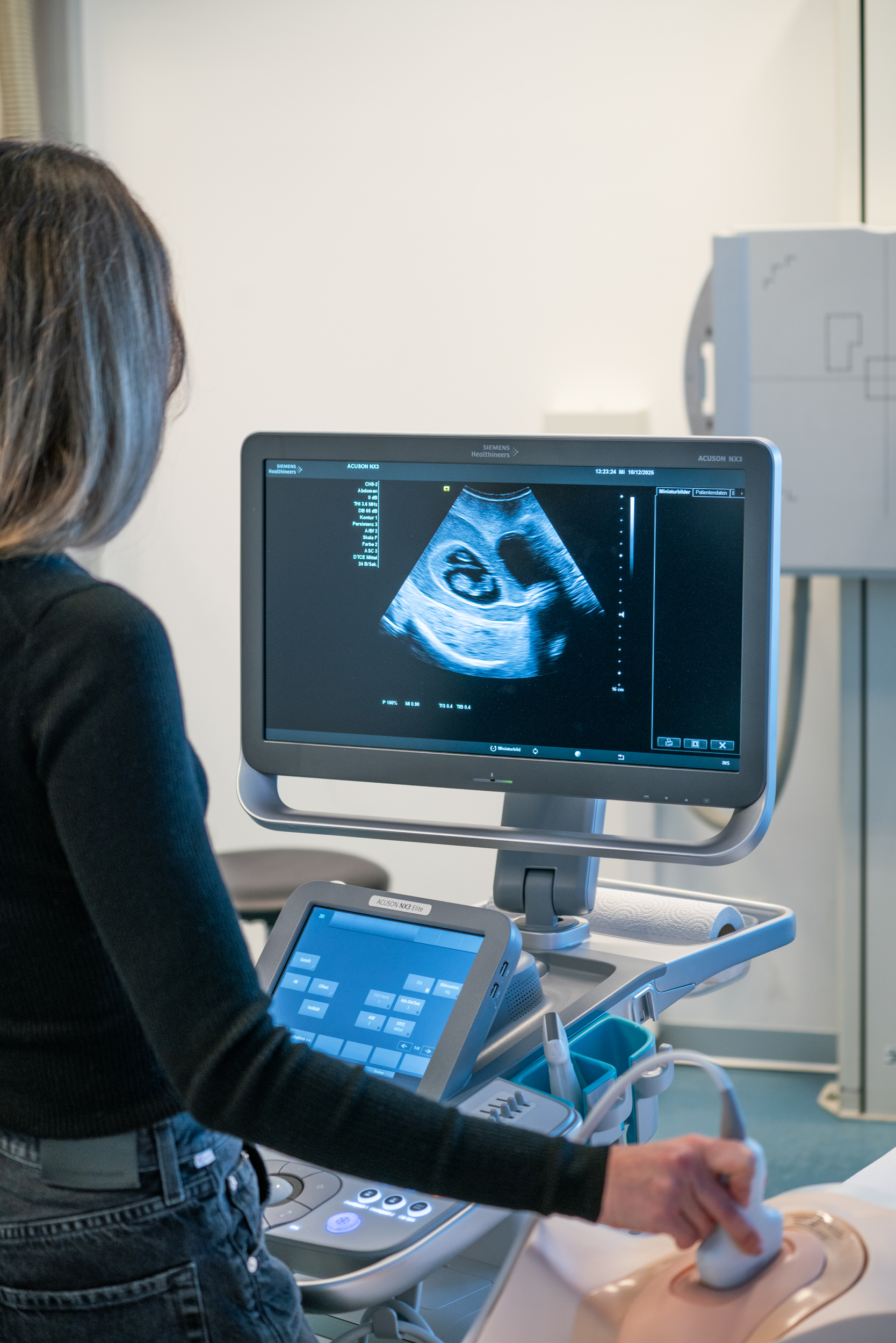 Die Weiterbildung richtet sich an Fachärzt:innen und medizinisches Personal, das in der Frauenheilkunde tätig ist