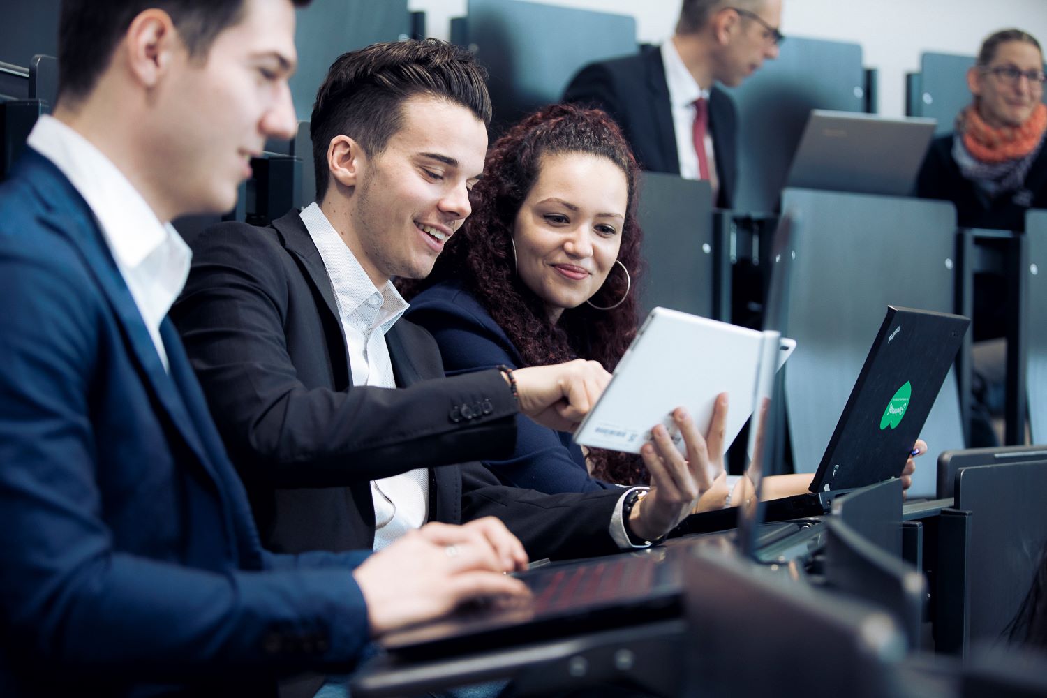 Das Vollzeit-Masterstudium International Industrial Management bildet Wirtschaftsingenieur:innen aus, die an der Schnittstelle zwischen Technologie und Wirtschaft operieren