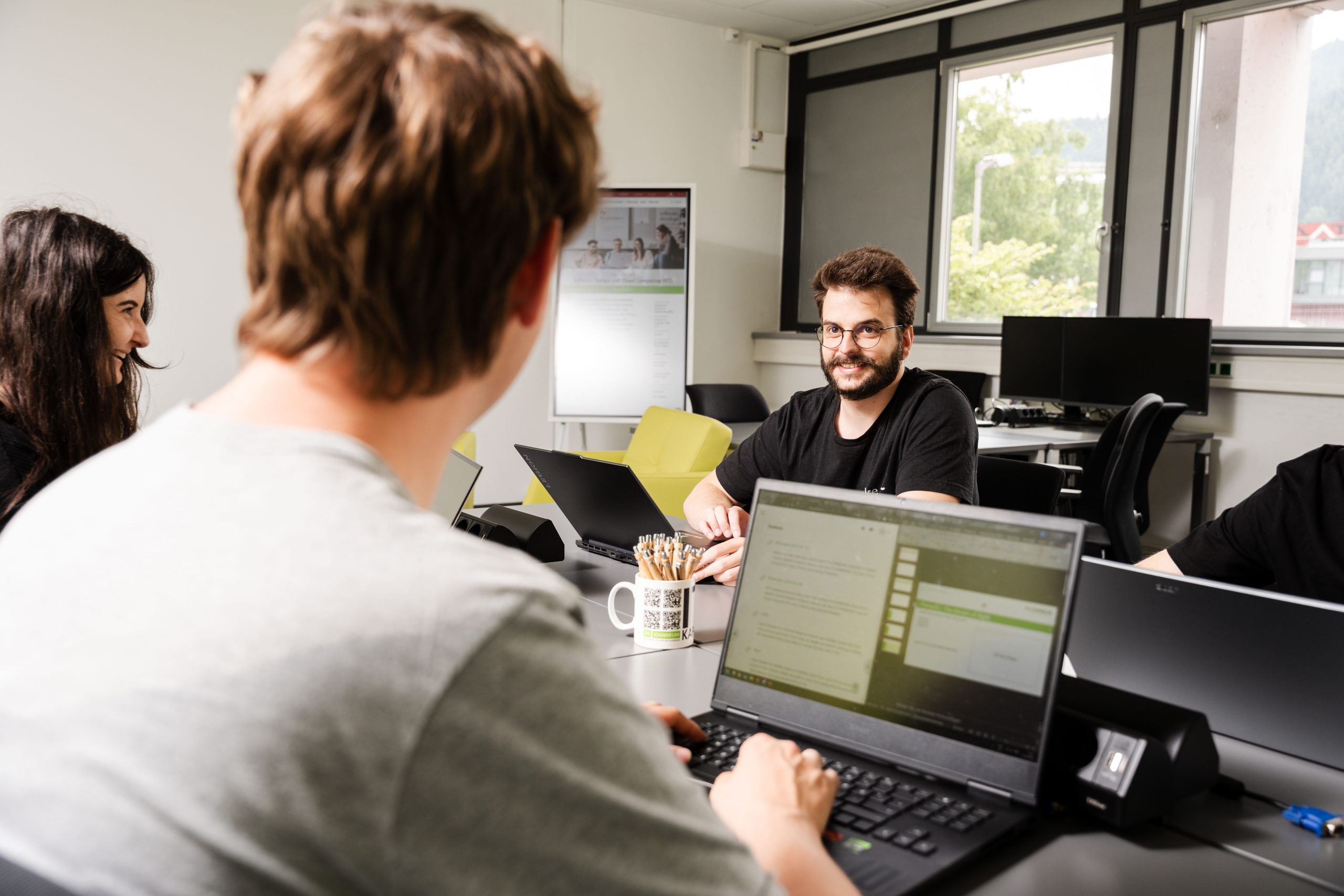 Spezialisieren Sie sich im Bachelorstudiengang Informatik in den Studienrichtungen Full Stack Development, IT Operations & Cloud Infrastructure sowie Web & App Development