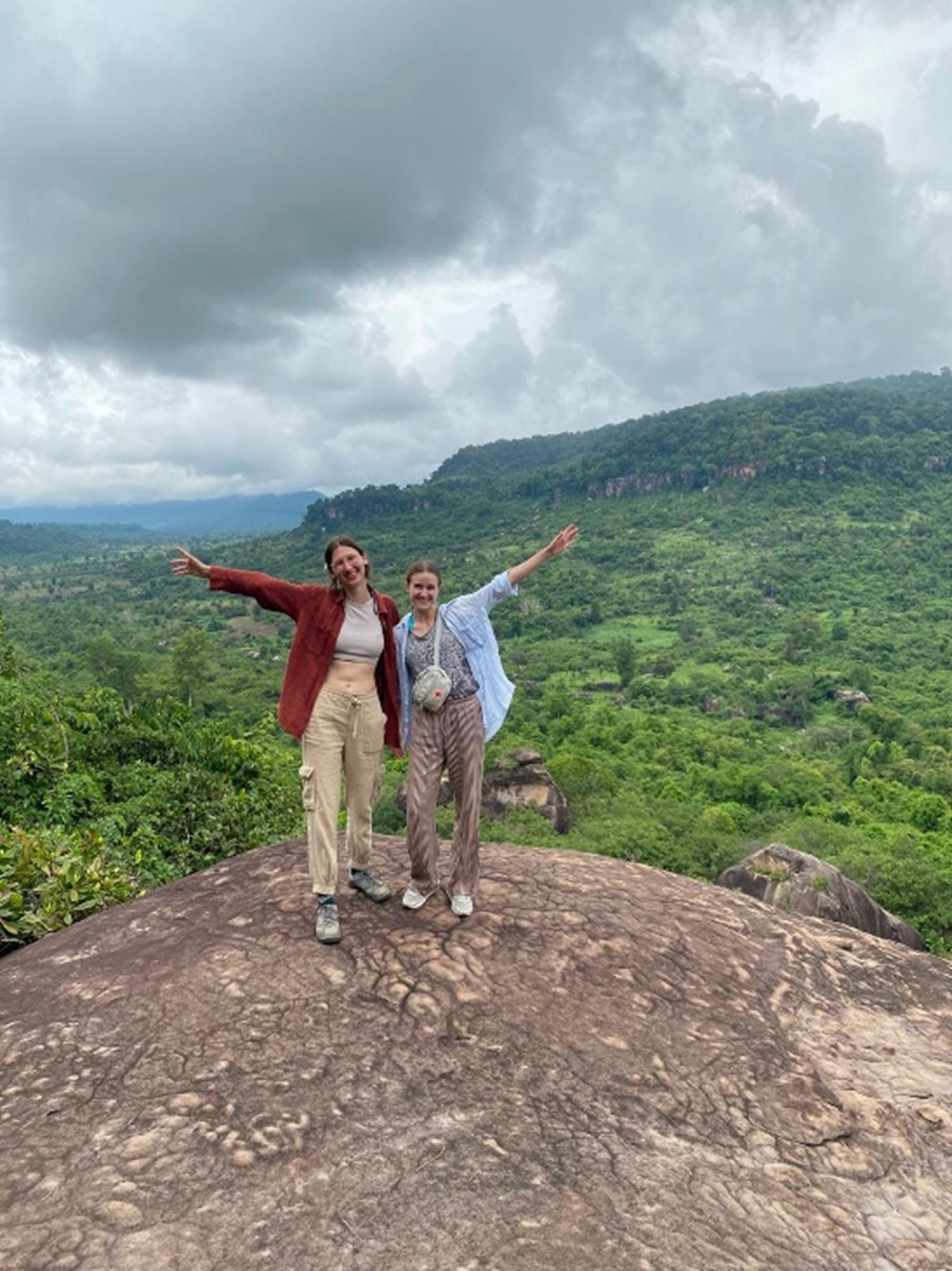 Laura Ehn und Veronika Wagner haben ihr Graduiertenpraktikum nach ihrem Physiotherapiestudium an der FH JOANNEUM in Kambodscha verbracht