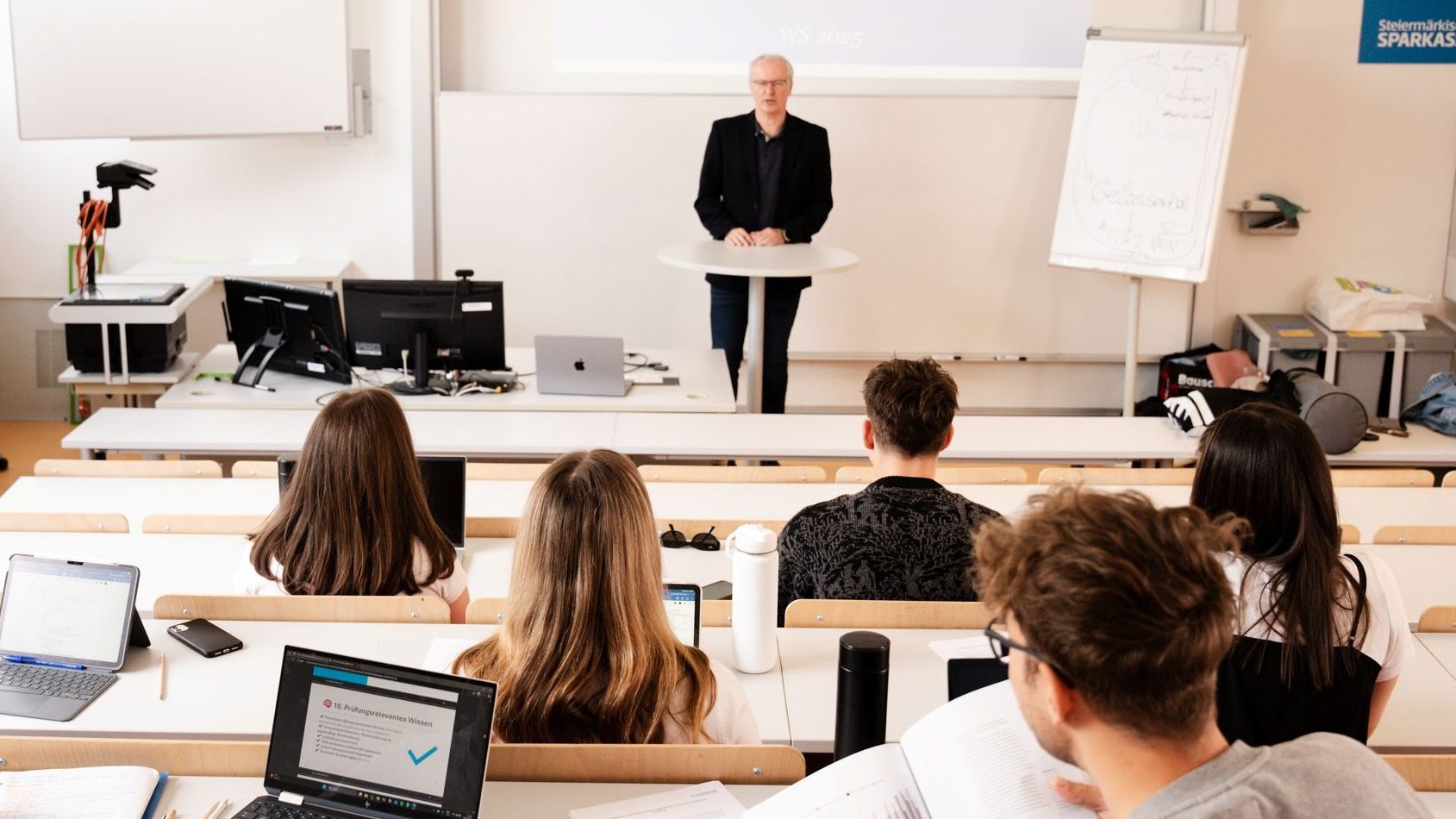 Diese Schwerpunkte erwarten Sie während des berufsbegleitenden Studiums Bankmanagement