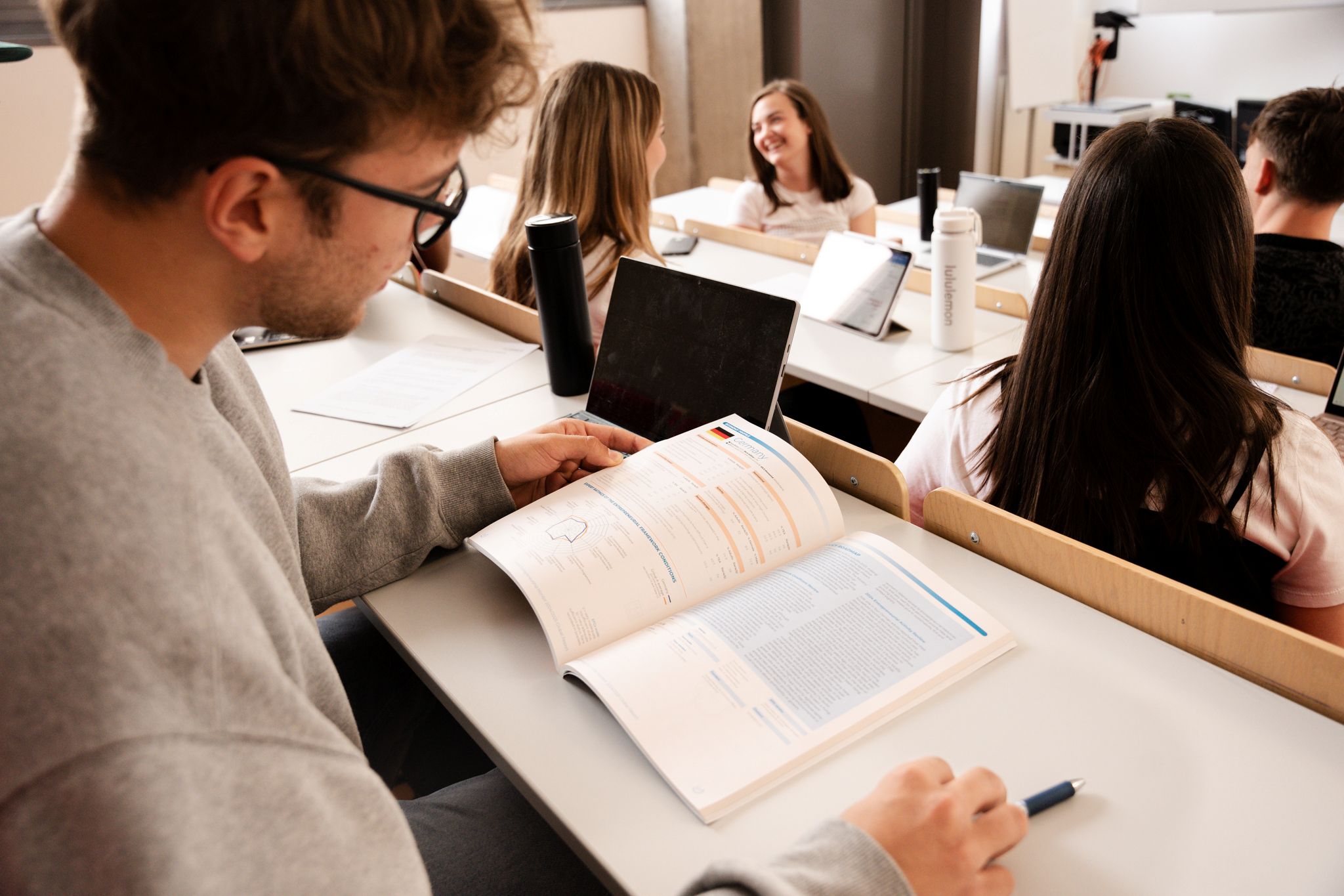 Im Studium Versicherungsmanagement widmen Sie sich unter anderem dem Schwerpunkt Versicherungsconsulting